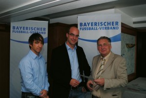 Übergabe des Schecks des DFB zur Förderung der Jugendarbeit v.l. Roland Jais, Michael Kießling, Horst Winkler, BFV Vorsitzender des Bezirks Oberbayern
