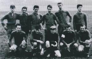 Jugendmannschaft Saison 1963/64 stehend v.l.: Sieth Klaus, Thalmeir Franz, Hohenadl Benedikt, Kiening Werner, Jeratsch Rainer, Platteder Franz knieend v.l. Boschel Dieter, Heilrath Karl-Heinz, Dirtina Gerhard, Brunschmid Max, Stadler Otto